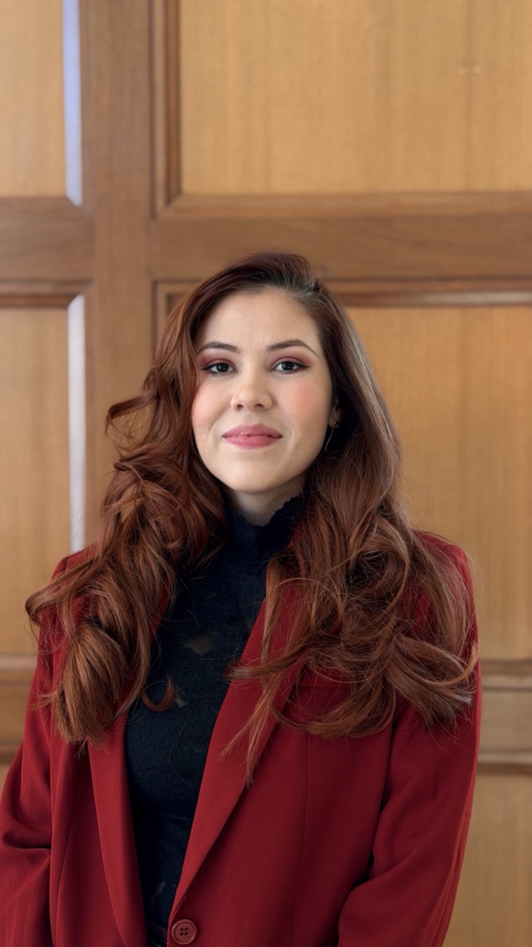 Rhaissa, criadora do Mulher de Postura, sentada com postura firme e confiante